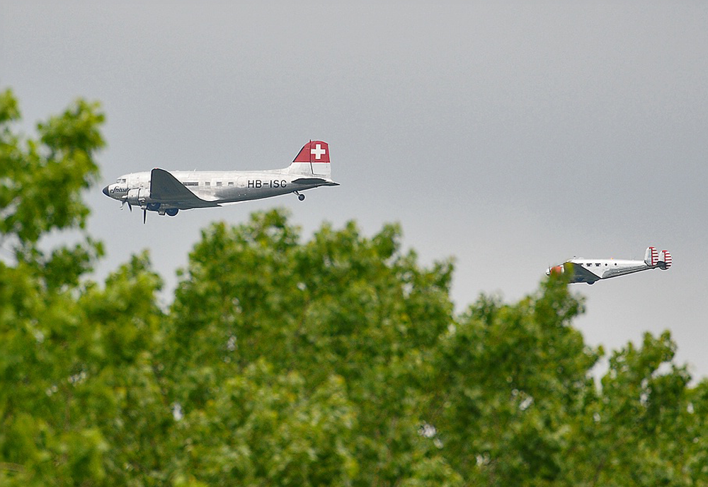 Le DC-3 de Mathys Aviation suivi d'un Beech 18
