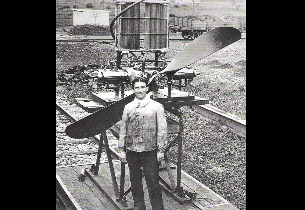 Vue du banc d’essais utilisé à l’époque par un des mécaniciens de l’usine Oerlikon, dans la banlieue zurichoise. On peut remarquer la magnifique hélice taillée dans du noyer. Cette photo historique date de 1910.